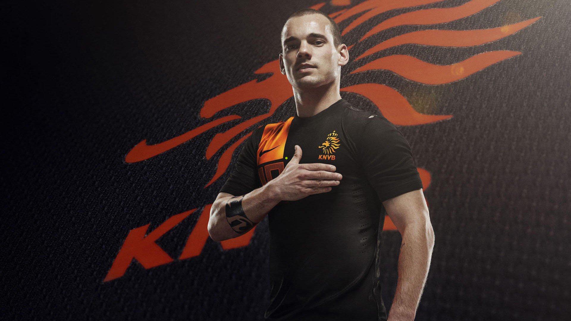 无红牌≠无血性！上海德比三人伤退 场边佩雷拉跪地祈祷